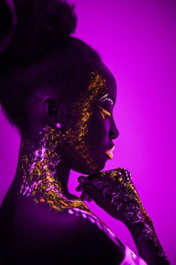 UV makyaj rengine boyanmış genç bir kadın.