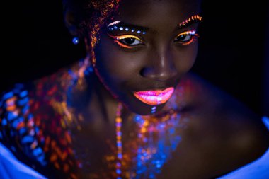 Neon UF ışığında güzel bir Afrikalı mankenin portresi