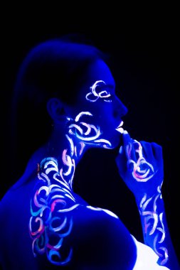 Flüoresan makyajlı ince kadının dikiz aynası.