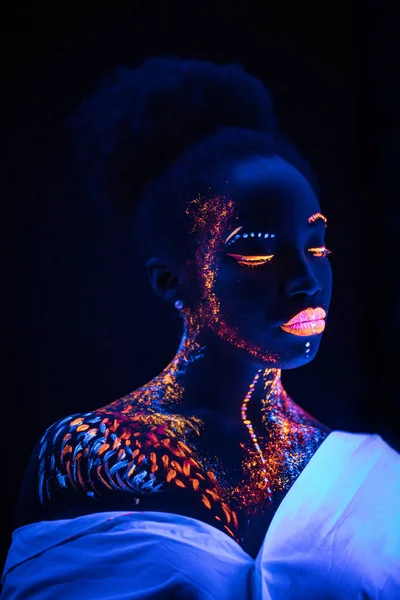 Νεαρή γυναίκα βαμμένο με UV χρώμα μακιγιάζ — Φωτογραφία Αρχείου