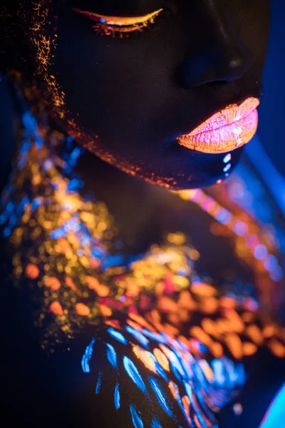 Portrét modelky fenky v neonovém světle — Stock fotografie