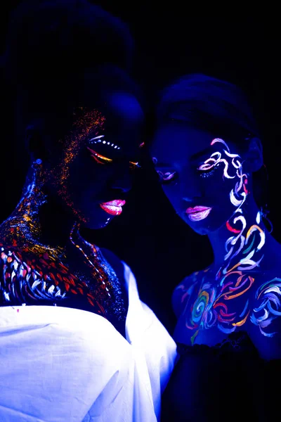 Porträtt av två unga flicka med fluorescerande kroppskonst — Stockfoto