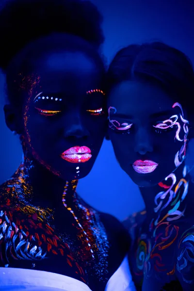 Två flicka med fluorescerande make-up isolerad — Stockfoto