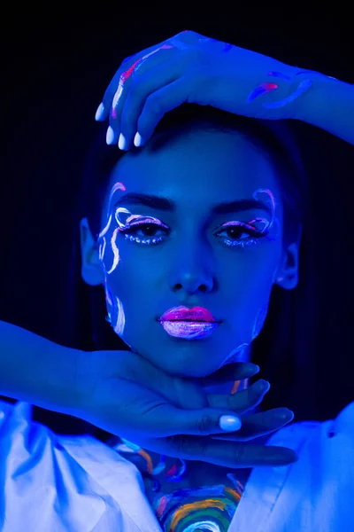 Vacker kaukasisk modell med fluorescerande make-up — Stockfoto