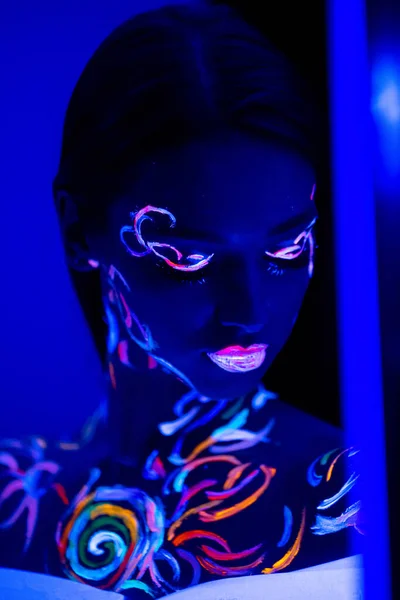 Krásný kavkazský model s fluorescenčním make-upem — Stock fotografie