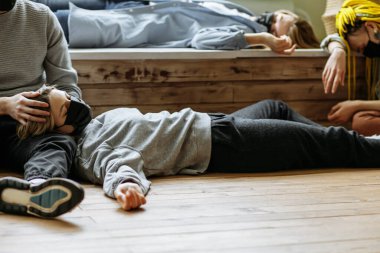 İnsanlar koronavirüsten ölüyor.