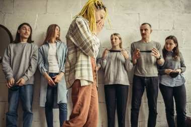 Kadın ağlaması, hastalığını öğrendi.