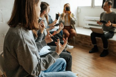 İnsanlar koronavirüs enfeksiyonuna rağmen çalışır.