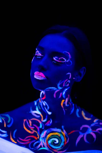 Sensuele dame poseren, met fluorescerende lijnen afdrukken op de huid — Stockfoto