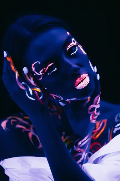 Ovanlig modern bild av kvinna med fluorescerande kroppskonst — Stockfoto