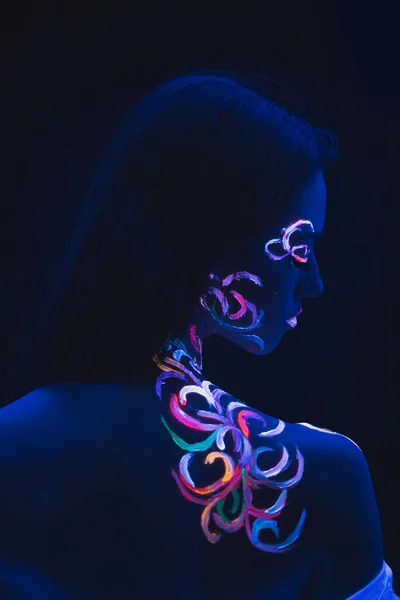 Fantastisk ovanlig bild av ung kvinna med fluorescerande make-up — Stockfoto