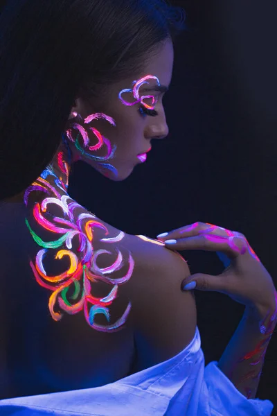 Sensual chica caucásica con arte corporal fluorescente —  Fotos de Stock