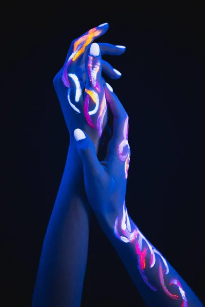 Fluoreszkáló sminkkel rendelkező fiatal nő érzéki kezei — Stock Fotó