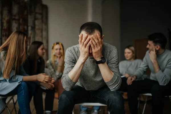 Hombre caucásico cansado de beber alcohol o drogas — Foto de Stock