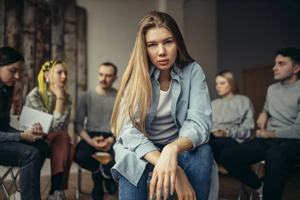 Mulher desesperada em uma reunião — Fotografia de Stock