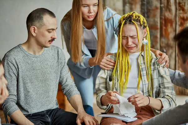 Desesperada mujer llorar en reunión — Foto de Stock