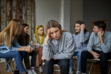 Genç bayan alkol bağımlılığından muzdarip.