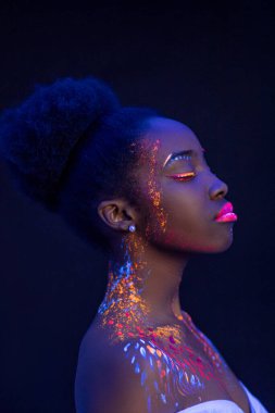 Flüoresan resimli modern fantastik model.