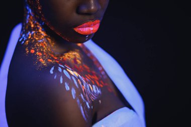 Yüzünde floresan izleri olan Afrikalı genç bir kadının yan görüntüsü