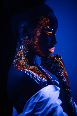 Soyut makyajlı genç bir kadın.