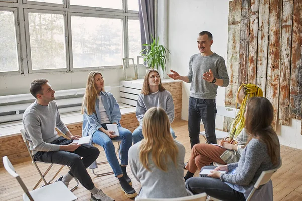 Positive man talk story about his recovery — Stock Photo, Image