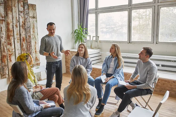 Jonge leden van anonieme alcoholisten club delen hun ervaring — Stockfoto