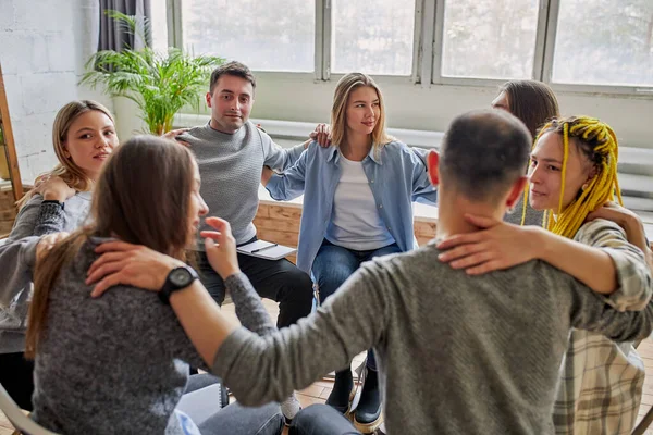 Vriendelijke gelukkige mensen in de club van anonieme alcoholisten — Stockfoto