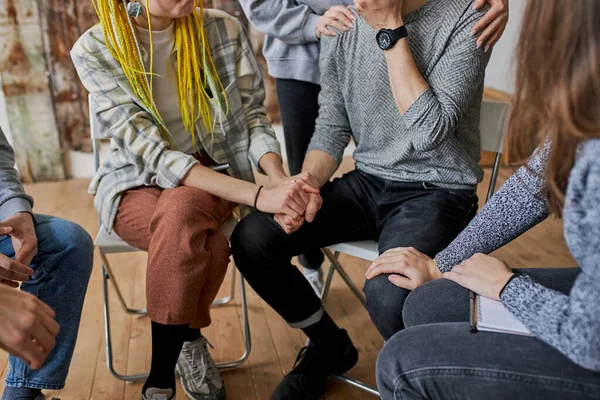 Terapia de ayuda psicológica, personas apoyándose mutuamente — Foto de Stock