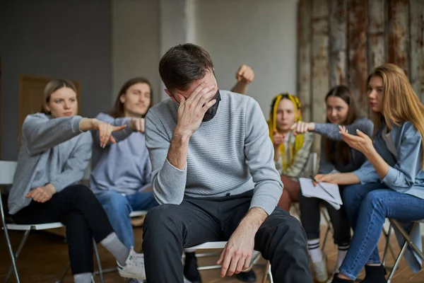 Jonge paria met COVID-19 infectie lijdt aan publieke vernedering — Stockfoto