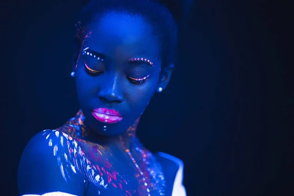 Portret pięknej afrykańskiej modelki w neonowym świetle UF — Zdjęcie stockowe