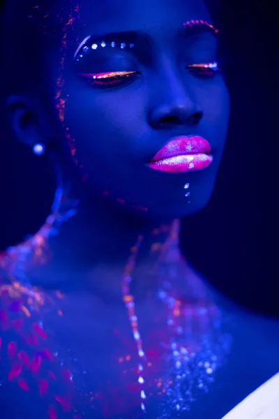 Όμορφη εξωγήινη γυναίκα μοντέλο της Αφρικής στο φως νέον — Φωτογραφία Αρχείου