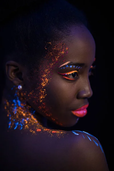 Młoda kobieta z kolorowym abstrakcyjnym makijażem — Zdjęcie stockowe