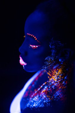 Güzel dünya dışı Afrikalı model kadın neon ışıkta