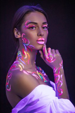 Floresan makyajlı güzel bir Kafkas modeli.