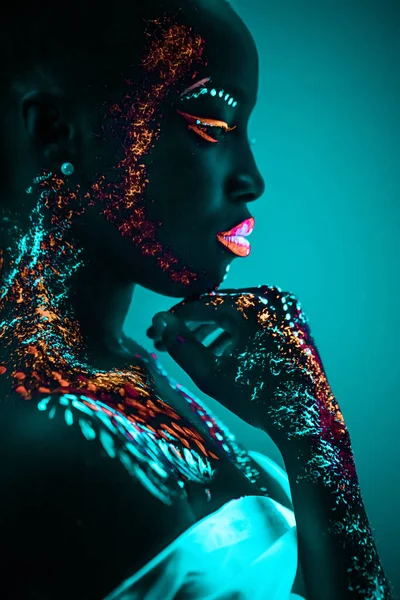 Młoda zmysłowa kobieta w fluorescencyjnym makijażu farby — Zdjęcie stockowe
