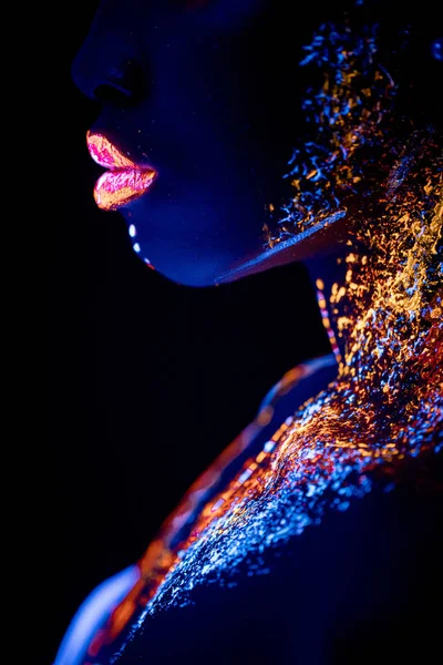 Frau mit Körperkunst, die im ultravioletten Licht leuchtet — Stockfoto