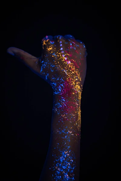 Ženské ruce s fluorescenčními potisky izolované přes černé pozadí — Stock fotografie