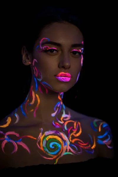 Portret młodej pięknej modelki z fluorescencyjnym makijażem odizolowany — Zdjęcie stockowe