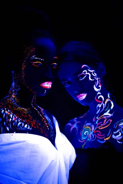 Портрет двох чуттєвих жінок з флуоресцентним макіяжем — стокове фото