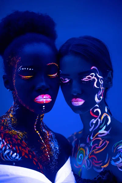 Två flickor med fluorescerande make-up isolerade — Stockfoto