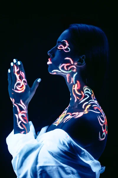 Inusual foto moderna de la mujer con el arte corporal fluorescente —  Fotos de Stock
