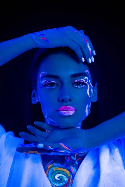 Attraktiv kaukasiska flicka med fluorescerande make-up — Stockfoto