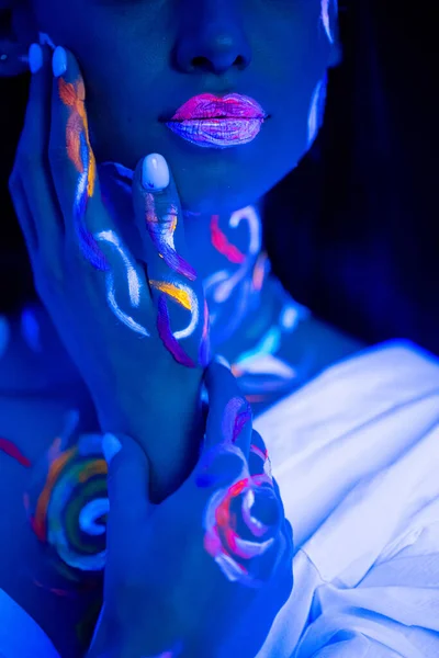 Modelka z fluorescencyjnymi nadrukami na skórze — Zdjęcie stockowe