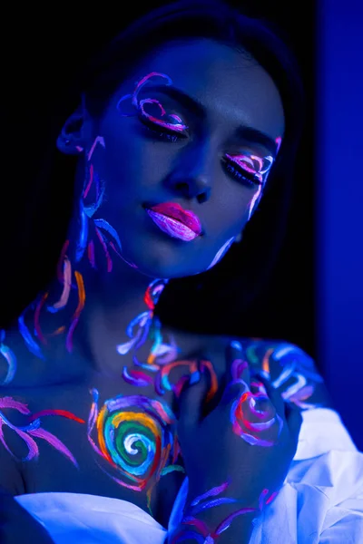 Sensuale ragazza caucasica con arte del corpo fluorescente — Foto Stock