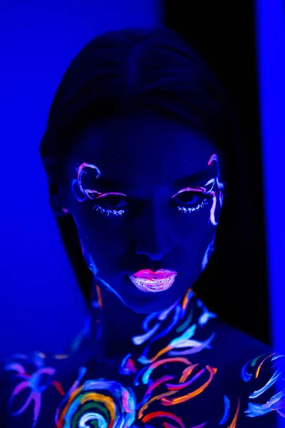 Selbstbewusstes Mädchen mit fluoreszierenden Abdrücken auf der Haut — Stockfoto
