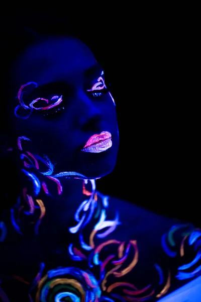 Fantastisk ovanlig bild av ung kvinna med fluorescerande make-up — Stockfoto