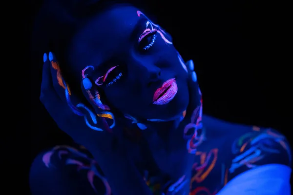 Porträtt av vackra kaukasiska mode modell med fluorescerande make-up — Stockfoto
