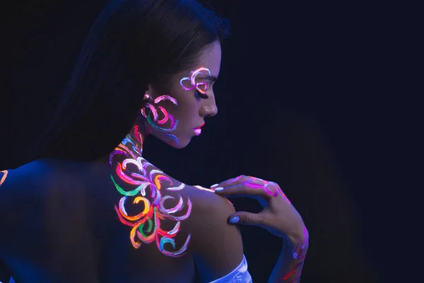 Hermoso modelo caucásico con maquillaje fluorescente —  Fotos de Stock