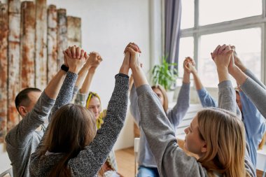 Terapi toplantısında alkol veya uyuşturucu kullanıcıları
