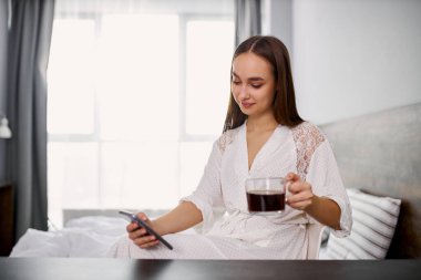 Güzel bir kadının portresi sabahleyin kahve içmeye gidiyor.